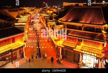 (230118) -- BEIJING, le 18 janvier 2023 (Xinhua) -- cette photo aérienne prise le 18 janvier 2023 montre la vue de nuit dans le canton de Nanyue, dans la ville de Hengyang, dans la province de Hunan, au centre de la Chine. Le festival du printemps de cette année, ou le nouvel an chinois, tombe le 22 janvier. (Photo de Cao Zhengping/Xinhua) Banque D'Images