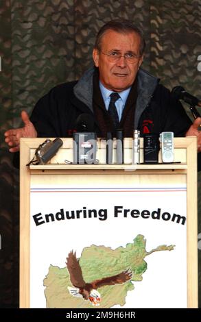 L'honorable Donald H. Rumsfeld, États-Unis Le Secrétaire à la défense s'adresse aux membres du camp de la liberté de Stronghold, en Ouzbékistan, au cours de l'opération liberté immuable. (É.-U. Photo de la Force aérienne par LE PERSONNEL SGT. Steven Pearsall) (publié). L'honorable Donald H. Rumsfeld, États-Unis Le Secrétaire à la défense s'adresse aux membres du camp de la liberté de Stronghold, en Ouzbékistan, au cours de l'opération liberté immuable. (É.-U. Photo de la Force aérienne par le sergent d'état-major Steven Pearsall) (publiée) Banque D'Images