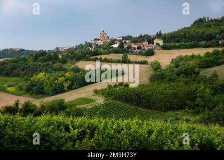 Paysage pittoresque avec ville sur colline, Ottiglio, Piémont, Italie Banque D'Images