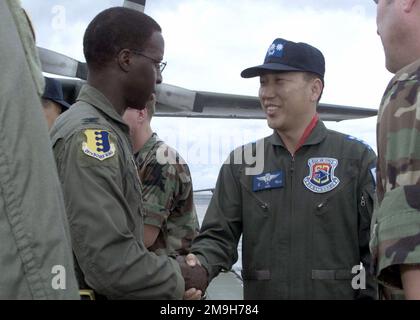 LE colonel (col) Ed Rice, 28th commandant de l'escadre expéditionnaire aérienne (AEW) de la FORCE AÉRIENNE DES ÉTATS-UNIS (USAF), accueille le général de brigade de la Force aérienne de la République de Corée (ROK) (BG)(SELECT) Kim Deuk Hwan, dans un lieu d'opération avancé, à l'appui de l'opération ENDURING FREEDOM. Objet opération/série: LIBERTÉ DURABLE base: Diego Garcia pays: Territoire britannique de l'océan Indien (IOT) Banque D'Images