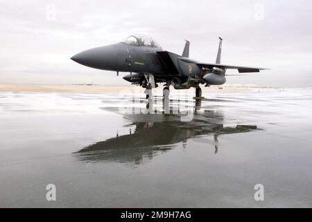 020104-F-3356N-003. [Complete] Scene Caption: Une vue de trois quarts à gauche d'un F-15E Strike Eagle chargé, 366th Air Expeditionary Wing (366th WG), 391st Fighter Squadron (FS), Mountain Home AFB, Idaho, est assis sur la rampe trempée par la pluie à un emplacement d'exploitation en Asie du Sud-Ouest pour soutenir l'opération ENDURING FREEDOM. Le F-15E est équipé de deux missiles air-air À portée moyenne AIM-120A Advanced (AMRAAM), de deux SIDEFINDERS AIM-9 et de quatre bombes de 500 livres GBU-12 Paveway II. Il est également équipé d'un système Martin Marietta de navigation et de ciblage infrarouge de nuit (LANTIRN). La grève des F-15E Banque D'Images