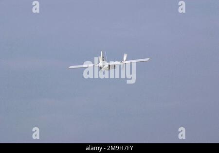 Un Dragon Eye, véhicule aérien sans pilote (UAV) du corps des Marines des États-Unis (USMC), est en train de passer des souillures dans les airs au cours d'un essai sur le climat et l'environnement dans le désert qui a été effectué à l'appui des opérations d'interception maritime (MIO), au cours de l'opération ENDURING FREEDOM. Base: Bahreïn pays: Bahreïn (BHR) Banque D'Images