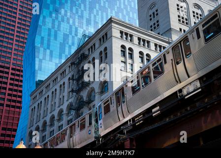 Train surélevé passant devant des bâtiments, quartier Loop, Chicago, Illinois, États-Unis Banque D'Images