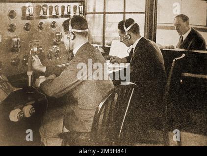 1930 photographie des opérateurs de radio et d'un agent de la circulation dans la tour de contrôle de l'aérodrome de Croydon (aéroport), Londres. Banque D'Images