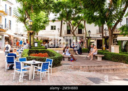 Café et restaurant autour de la Plaza de la Victoria à Marbella, Espagne Banque D'Images
