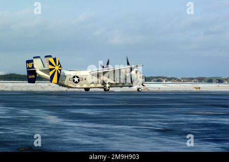 Un avion C-2A Greyhound de la Marine américaine (USN), transporteur à bord (COD) affecté à la 5e Escadre aérienne du transporteur (CVW-5), Escadron de soutien logistique de la flotte 30 (VRC-30), descend la piste après l'atterrissage à Misawa, base aérienne (AB), Japon. (Dupliquer l'image, voir également DNSD0316969 ou rechercher 020116N8726C001). Base: Misawa Air base pays: Japon (JPN) Banque D'Images