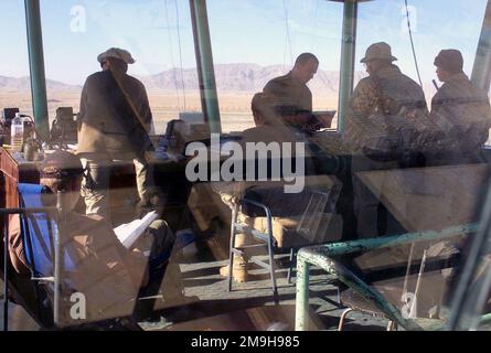 LES aviateurs de l'escadron DES tactiques spéciales DE LA Force aérienne AMÉRICAINE sont à l'origine de la tour de contrôle, code nommé « Texas 17 », qui surplombe l'aéroport international de Kandahar, à Kandahar, en Afghanistan, au cours DE L'OPÉRATION ENDURING FREEDOM. Objet opération/série: BASE DE LIBERTÉ DURABLE: Aéroport international de Kandahar pays: Afghanistan (AFG) scène Major Command montré: USAF Banque D'Images