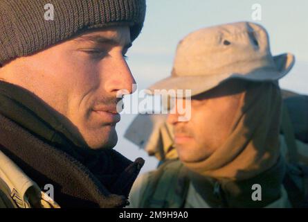 Le Sergent Jacox (à gauche), l’USMC et la classe Corpsman 2nd (à droite) de l’Hôpital de la Marine des États-Unis, tous deux membres du quartier général et du peloton Scout du Bataillon des services, attendent sur la ligne aérienne de Kandahar avant d’exécuter une mission à l’appui de L’OPÉRATION ENDURING FREEDOM. Objet opération/série: BASE DE LIBERTÉ DURABLE: Aéroport international de Kandahar pays: Afghanistan (AFG) scène Major Command montré: 26th MEU (SOC) Banque D'Images