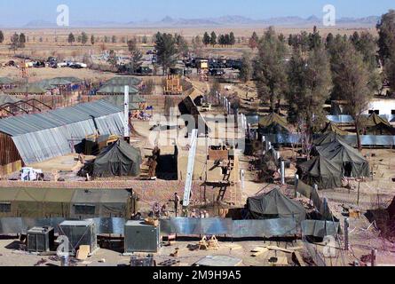 Une vue de l'installation de détention Al Quaeda/Taliban construite par US Marines à partir de l'unité expéditionnaire maritime de 26th (capacités d'opérations spéciales), vue depuis la tour de contrôle aérien de l'aéroport international de Kandahar, Kandahar (Afghanistan). Objet opération/série: BASE DE LIBERTÉ DURABLE: Aéroport international de Kandahar pays: Afghanistan (AFG) scène Major Command montré: 26th MEU (SOC) Banque D'Images