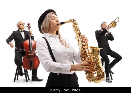 Femme jouant un sax et deux hommes dans le dos jouant un trombone et un violoncelle isolés sur fond blanc Banque D'Images