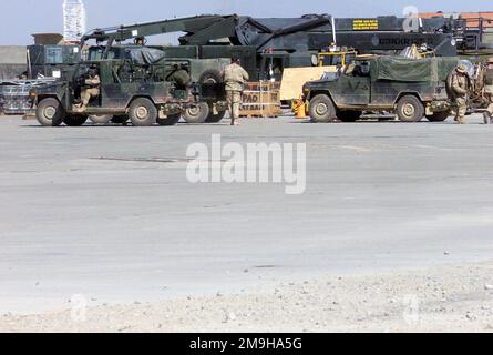 Un véhicule d'attaque rapide provisoire Mercedes G (IFAV) qui est remorqué par un autre IFAV, tous deux utilisés par Marines avec la Compagnie du siège, Bataillon Landing Team 3/6, 26th Marine Expeditionary Unit (Special Operations capable) (MEU(SOC)) à l'aéroport international de Kandahar, en Afghanistan, pendant L'OPÉRATION ENDURING FREEDOM. En arrière-plan se trouve une plate-forme de travail Aerila articulée/télescopique pour tombereau Condor 125-S avec une portée maximale de 121 pieds. Aussi, peut-être, un Condor 90. Objet opération/série : BASE DE LA LIBERTÉ DURABLE : aéroport international de Kandahar pays : Afghanistan (AFG) SCE Banque D'Images