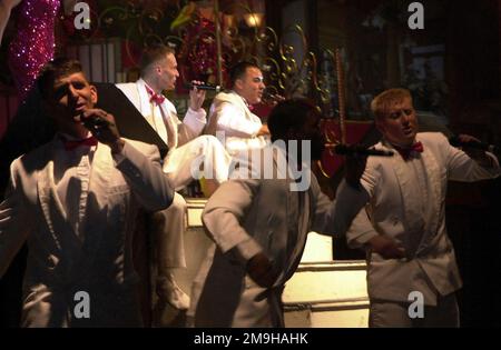 Les membres de la US Air Force (USAF) Premier spectacle de divertissement, Tops in Blue, se présentent sur scène pendant leur Magic of Music, Broadway production à la base aérienne d'Incirlik (AB), Turquie. Base: Incirlik Air base, Adana pays: Turquie (TUR) Banque D'Images