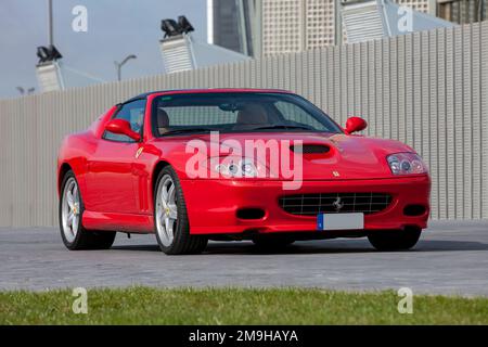 Vue avant de la voiture de sport cabriolet Ferrari 575M Superamerica rouge Banque D'Images