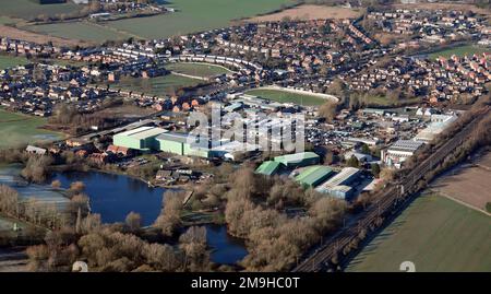 Vue aérienne de l'industrie sur Hoyle Mill Road, Kinsley près de Pontefract, West Yorkshire, avec le parc aquatique Hemsworth au premier plan gauche Banque D'Images