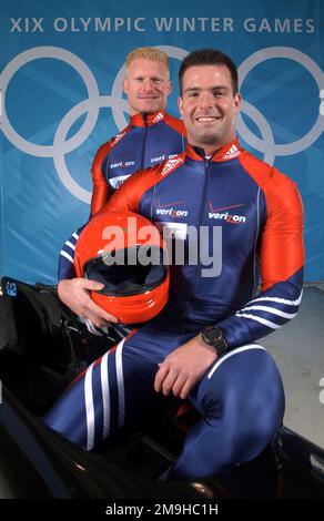 Athlètes de classe mondiale, SPÉCIALISTE (E-4) Douglas Sharp, États-Unis, arrière, et SPÉCIALISTE (E-4) Michael Kohn, États-Unis, posant avec un bobsleigh de quatre hommes. Le SPC Sharp et le SPC Kohn participeront aux XIX JEUX OLYMPIQUES D'HIVER au parc olympique de l'Utah à Park City, Utah, pendant les matchs de 2002. Sujet opération/série: XIX JEUX OLYMPIQUES D'HIVER base: Salt Lake City État: Utah (UT) pays: Etats-Unis d'Amérique (USA) Banque D'Images