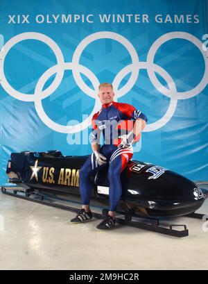 SPÉCIALISTE mondial de l'athlète (SPC) (E-4) Douglas Sharp, États-Unis, fait partie d'une équipe de quatre hommes. Le SPC Sharp et les membres de son équipe ont remporté la médaille de bronze aux XIX JEUX OLYMPIQUES D'HIVER au parc olympique de l'Utah à Park City, Utah, lors des matchs de 2002. Sujet opération/série: XIX JEUX OLYMPIQUES D'HIVER base: Salt Lake City État: Utah (UT) pays: Etats-Unis d'Amérique (USA) Banque D'Images