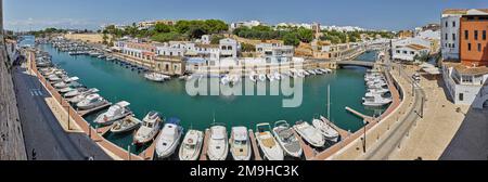 Vue sur les bateaux dans le vieux port de Ciutadella, Minorque, Espagne Banque D'Images