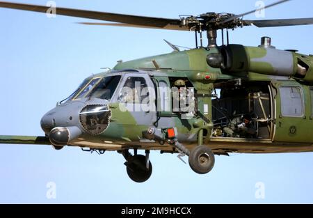 L'équipage à bord d'un hélicoptère HH-60 Pave Hawk de la US Air Force (USAF) affecté au Squadron de sauvetage (RQS) 66th fournit la documentation et la couverture de sécurité lors d'une démonstration de sauvetage pilote menée au terrain aérien auxiliaire de la Force aérienne d'Indian Springs, Nevada (NV), lors d'une démonstration trimestrielle de puissance de feu aérienne Capstone. (Dupliquer l'image, voir également DFSD0401362 ou rechercher 020208F1789V050). Base: Indian Springs Auxiliary Field État: Nevada (NV) pays: Etats-Unis d'Amérique (USA) Banque D'Images