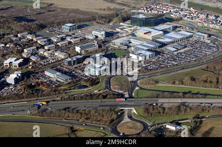 Vue aérienne du centre commercial Springs à Thorpe Park, Colton, Leeds Banque D'Images