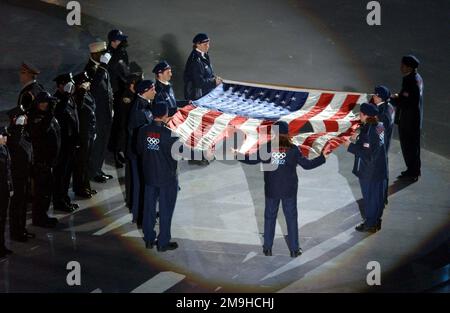 À la mémoire de ceux qui sont morts dans l'attaque terroriste, le drapeau qui a survolé le Centre mondial du commerce sur 11 septembre 2001 est détenu par des membres de l'équipe olympique des États-Unis, y compris le Sergent de biathlon féminin Kristiana Sabasteanski, États-Unis, (2nd de droite). Le drapeau en lambeaux, qui se trouve dans les décombres du Ecollapsed Trade Center, est affiché pendant que l'hymne national américain se joue aux cérémonies d'ouverture des JEUX OLYMPIQUES D'HIVER de Salt Lake 2002. Sujet opération/série: Jeux OLYMPIQUES D'HIVER de 2002 base: Salt Lake City État: Utah (UT) pays: États-Unis d'Amérique (USA) Banque D'Images