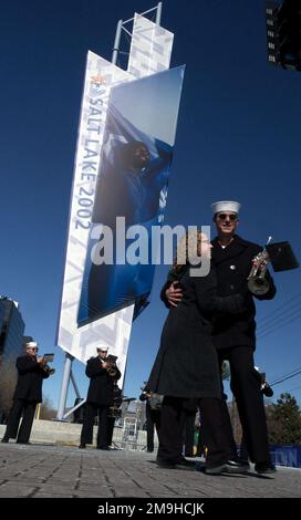 Paige Davies, étudiante à l'université d'État de l'Utah, aime danser avec le musicien de troisième classe Zan Waller, tandis que le reste du groupe 'shore Leave' remplit les airs de musique entraînante pour les spectateurs du parc olympique de Salt Lake lors des JEUX OLYMPIQUES d'HIVER de 2002 à Salt Lake City. Le groupe 'shore Leave' fait partie de la Navy Band Southwest, base à San Diego, Californie. Sujet opération/série: Jeu OLYMPIQUE d'HIVER 2002 base: Salt Lake City État: Utah (UT) pays: États-Unis d'Amérique (USA) Banque D'Images