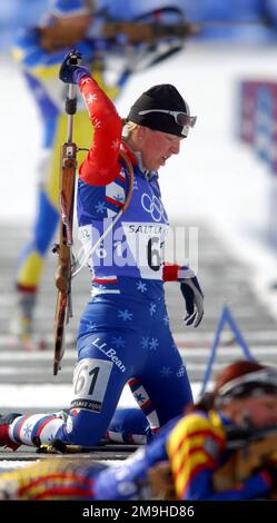 ANDREA Nahrgang, SPÉCIALISTE des athlètes de classe mondiale (SPC), aux États-Unis, prend son souffle lorsqu'elle atteint sa carabine lors de la course de sprint de biathlon féminin 7,5km à Soldier Hollow pendant les JEUX OLYMPIQUES d'HIVER de 2002. Le SPC Nahrgang terminerait la course 50th globalement, 3:07,1 derrière le leader. Sujet opération/série: Jeux OLYMPIQUES d'HIVER 2002 base: Midway État: Utah (UT) pays: États-Unis d'Amérique (USA) Banque D'Images