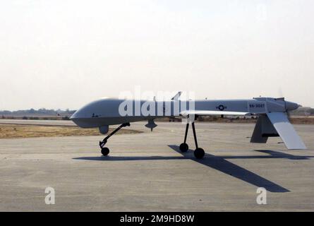 Un Predator RQ-1L du Groupe des opérations de l'escadre 57th, Nellis AFB, Nevada, fait son chemin vers le hangar à une base opérationnelle avant dans une zone DE LIBERTÉ DURABLE. Cet avion vient de rentrer d'un vol au-dessus de l'Afghanistan pour soutenir l'opération ENDURING FREEDOM. Le Predator est un système de véhicule aérien sans pilote de moyenne altitude, de longue durée et utilisé pour la reconnaissance, la surveillance et l'acquisition de cibles. Sujet opération/série: LIBERTÉ DURABLE pays: Scène inconnue Grand Commandement montré: 57th Wing Ops Group Banque D'Images