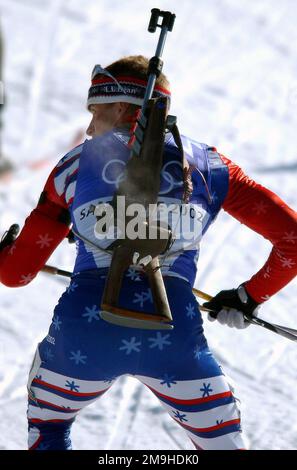 Participant à l'épreuve de biathlon, le Sergent d'athlète de classe mondiale (SGT) Lawton Redman, États-Unis, avec son fusil à action boulonnée de calibre .22, qui s'est lancé sur son dos, se lance aux cibles, Qu'il a manqué trois des cinq, lors de son troisième tour de la course masculine de 12,5km à Soldier Hollow aux Jeux Olympiques d'hiver de 2002. LE SGT Redman a terminé la course 47th dans l'ensemble, 6:24,4 derrière le leader. Sujet opération/série: Jeux OLYMPIQUES D'HIVER de 2002 base: Salt Lake City État: Utah (UT) pays: États-Unis d'Amérique (USA) Banque D'Images