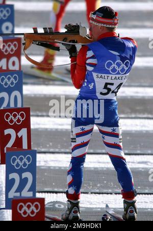 En compétition pour le biathlon, le Sergent d'athlète de classe mondiale (SGT) Lawton Redman, États-Unis, avec son fusil à action boulonnée de calibre .22, tire trois des cinq cibles au cours de son troisième tour de la course masculine de 12,5km à Soldier Hollow aux Jeux Olympiques d'hiver de 2002. LE SGT Redman a terminé la course 47th dans l'ensemble, 6:24,4 derrière le leader. Sujet opération/série: Jeux OLYMPIQUES D'HIVER de 2002 base: Salt Lake City État: Utah (UT) pays: États-Unis d'Amérique (USA) Banque D'Images