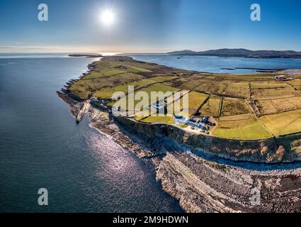 Vue aérienne de la côte rocheuse en face du Ballysaggart Ringfort à St Johns point dans le comté de Donegal - Irlande Banque D'Images