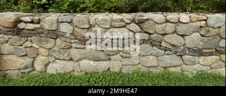 Détail du mur en pierre avec plantes vertes ci-dessous Banque D'Images