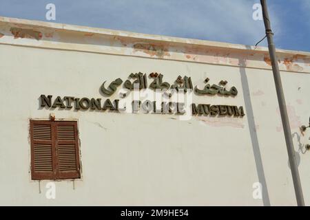 Le Caire, Egypte, 7 janvier 2023: Traduction du texte arabe (musée national de la police) le musée national de la police égyptienne à l'intérieur du Caire Salah El DIN CIT Banque D'Images