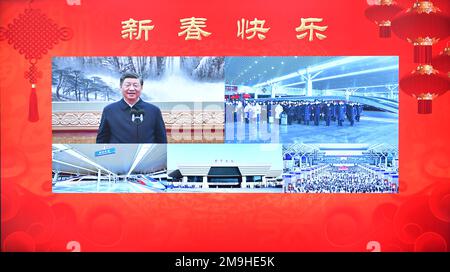 (230118) -- BEIJING, 18 janvier 2023 (Xinhua) -- Le président chinois Xi Jinping, également secrétaire général du Comité central du Parti communiste de Chine et président de la Commission militaire centrale, s'entretient avec le personnel des trains de voyageurs à la gare de Zhengzhou East, dans la ville centrale de Zhengzhou en Chine, et avec des passagers sur la plateforme de la gare via une liaison vidéo, le 18 janvier 2023. Xi a adressé mercredi des vœux festifs à tous les Chinois lorsqu'il a tenu des discussions virtuelles à Pékin avec le grand public de tout le pays, en prévision du festival du printemps. (Xinhua/Li Tao) Banque D'Images