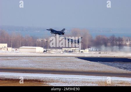 Deux avions F-16C Fighting Falcon de la 127th Wing, Michigan Air National Guard (ANG) décollage à Selfridge ANGB, Michigan (MI), au cours d'une mission d'entraînement à l'appui de l'opération NOBLE EAGLE. Objet opération/série: BASE NOBLE EAGLE: Selfridge Air Natl Guard base État: Michigan (MI) pays: États-Unis d'Amérique (USA) Banque D'Images