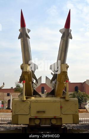 Le Caire, Egypte, 7 janvier 2023: SAM 2 missiles de l'URSS élevés sur la surface du camion au missile de défense aérienne sa-2 1970 du museuu militaire national égyptien Banque D'Images