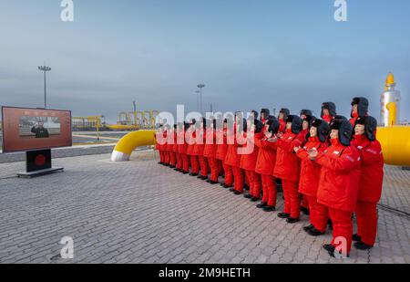 (230118) -- BEIJING, le 18 janvier 2023 (Xinhua) -- le président chinois Xi Jinping, également secrétaire général du Comité central du Parti communiste de Chine et président de la Commission militaire centrale, s'entretient avec les employés du gisement de Tarim dans la région autonome de Xinjiang Uygur, dans le nord-ouest de la Chine, par liaison vidéo, le 18 janvier 2023. Xi a adressé mercredi des vœux festifs à tous les Chinois lorsqu'il a tenu des discussions virtuelles à Pékin avec le grand public de tout le pays, en prévision du festival du printemps. (Xinhua/Zhai Jianlan) Banque D'Images