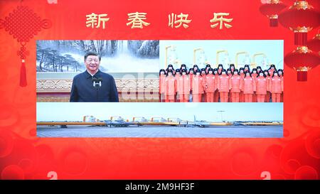 (230118) -- BEIJING, le 18 janvier 2023 (Xinhua) -- le président chinois Xi Jinping, également secrétaire général du Comité central du Parti communiste de Chine et président de la Commission militaire centrale, s'entretient avec les employés du gisement de Tarim dans la région autonome de Xinjiang Uygur, dans le nord-ouest de la Chine, par liaison vidéo, le 18 janvier 2023. Xi a adressé mercredi des vœux festifs à tous les Chinois lorsqu'il a tenu des discussions virtuelles à Pékin avec le grand public de tout le pays, en prévision du festival du printemps. (Xinhua/Li Tao) Banque D'Images
