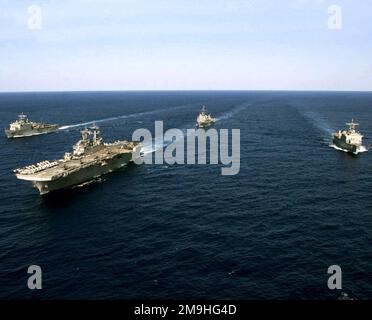 Des navires DE la Marine AMÉRICAINE (USN) affectés au Essex Amphiobie Ready Group sont en cours dans l'océan Pacifique, tout en effectuant un exercice d'entraînement à l'intégration amphibie semi-annuel connu sous le nom de Blue-Green Workups. Photographié de gauche à droite, la CLASSE DE L'ÎLE DE WHIDBEY : navire de quai, USS GERMANTOWN (LSD 42), CLASSE WASP : navire d'assaut amphibie, USS ESSEX (LHD 2), la CLASSE AUSTIN : quai de transport amphibie, USS JUNEAU (LPD 10) et USS FORT McHenry (LSD 43). Pays : Océan Pacifique (POC) Banque D'Images