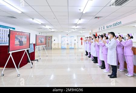 (230118) -- BEIJING, 18 janvier 2023 (Xinhua) -- Le président chinois Xi Jinping, également secrétaire général du Comité central du Parti communiste de Chine et président de la Commission militaire centrale, s'entretient avec les travailleurs médicaux du premier hôpital affilié de l'université médicale de Harbin, dans la province de Heilongjiang, dans le nord-est de la Chine, par liaison vidéo, le 18 janvier 2023. Xi a adressé mercredi des vœux festifs à tous les Chinois lorsqu'il a tenu des discussions virtuelles à Pékin avec le grand public de tout le pays, en prévision du festival du printemps. (Xinhua/Yue Yuewei) Banque D'Images