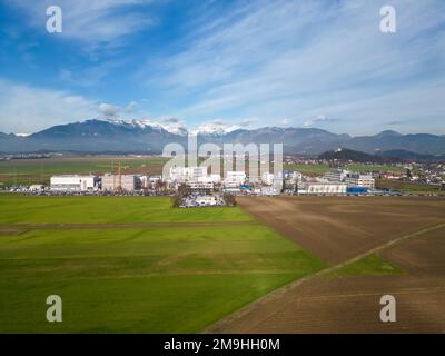 Menges, Slovénie - 12 janvier 2023 : Lek, l'usine pharmaceutique appartenant à Novartis et Sandoz Banque D'Images