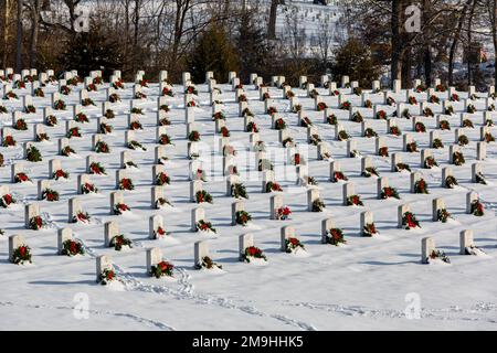 Couronnes sur les tombes en hiver, cimetière national de Jefferson Barracks, St. Louis, Missouri, États-Unis Banque D'Images