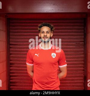 Barry Cotter signe pour Barnsley dans le cadre d'une offre de 3,5 ans à Oakwell, Barnsley, Royaume-Uni, le 18th janvier 2023 (photo de Mark Cosgrove/News Images) Banque D'Images