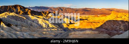 Formations rocheuses dans le désert, Zabriskie point, parc national de la Vallée de la mort, Californie, États-Unis Banque D'Images