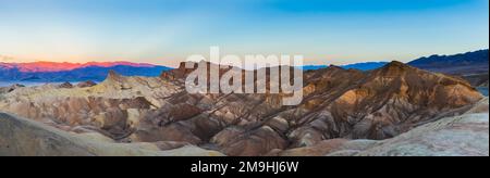 Formations rocheuses dans le désert, Zabriskie point, parc national de la Vallée de la mort, Californie, États-Unis Banque D'Images