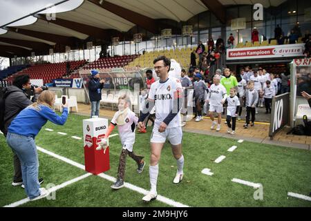 VELSEN-ZUID - l'ancien joueur d'échecs Loek van Wely marche sur le terrain pendant un match de football contre Telstar, dans le cadre du tournoi d'échecs Tata Steel. ANP OLAF KRAAK pays-bas - belgique sortie Banque D'Images