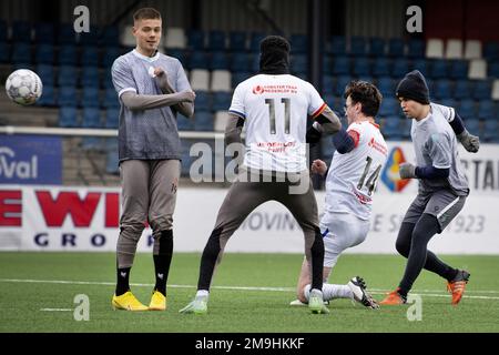 VELSEN-ZUID - Magnus Carlsen duels avec l'ancien joueur d'échecs Loek van Wely des Tata Steel Masters lors d'un match de football contre Telstar, dans le cadre du tournoi d'échecs Tata Steel. ANP OLAF KRAAK pays-bas - belgique sortie Banque D'Images