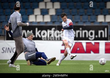 VELSEN-ZUID - ancien joueur d'échecs Loek van Wely en action pendant un match de football entre les joueurs d'échecs et Telstar, dans le cadre du tournoi d'échecs Tata Steel. ANP OLAF KRAAK Banque D'Images