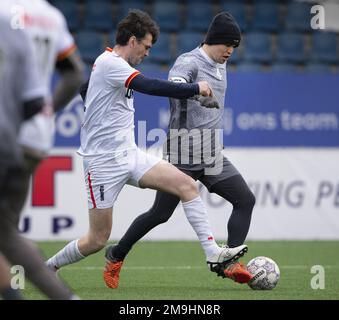 VELSEN-ZUID - Magnus Carlsen avec UN BRACELET D'AMOUR dans un duel avec l'ancien joueur d'échecs Loek van Wely des Tata Steel Masters lors d'un match de football contre Telstar, dans le cadre du tournoi d'échecs Tata Steel. ANP OLAF KRAAK pays-bas - belgique sortie Banque D'Images