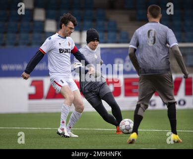 VELSEN-ZUID - Magnus Carlsen avec UN BRACELET D'AMOUR dans un duel avec l'ancien joueur d'échecs Loek van Wely des Tata Steel Masters lors d'un match de football contre Telstar, dans le cadre du tournoi d'échecs Tata Steel. ANP OLAF KRAAK pays-bas - belgique sortie Banque D'Images