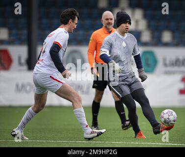 VELSEN-ZUID - Magnus Carlsen avec UN BRACELET D'AMOUR dans un duel avec l'ancien joueur d'échecs Loek van Wely des Tata Steel Masters lors d'un match de football contre Telstar, dans le cadre du tournoi d'échecs Tata Steel. ANP OLAF KRAAK Banque D'Images